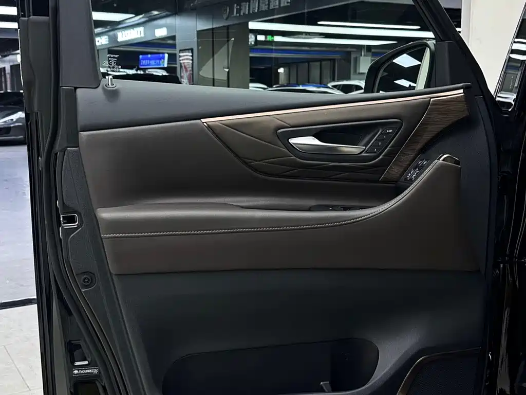 Toyota Alphard — фото 9