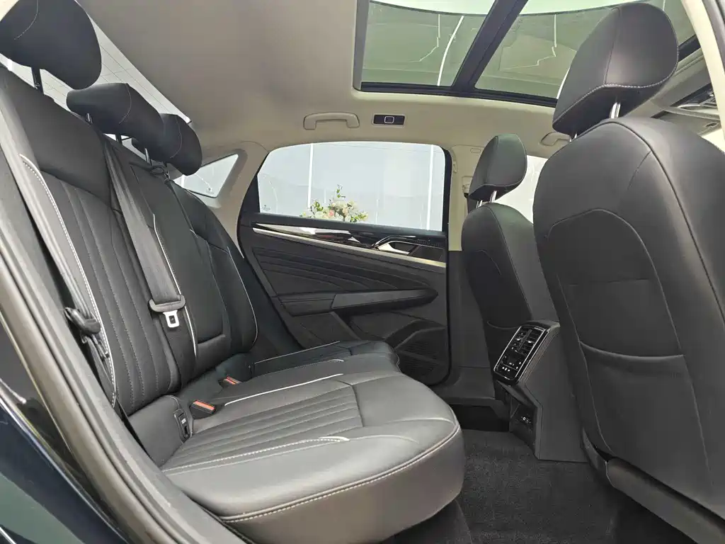 Volkswagen Passat 2023 — фото 17