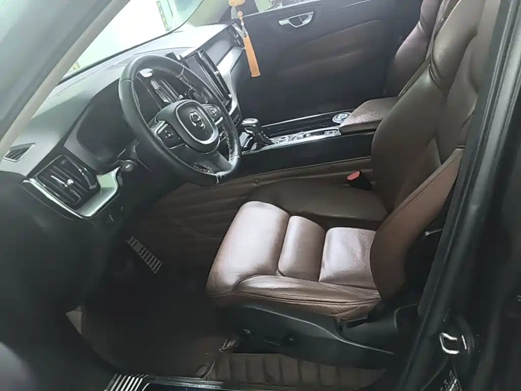 Volvo XC60 2019 — фото 15