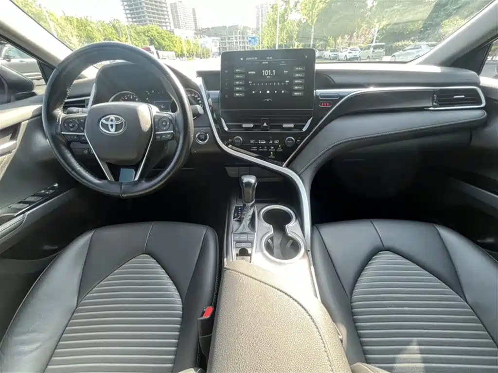 Toyota Camry 2023 — фото 19