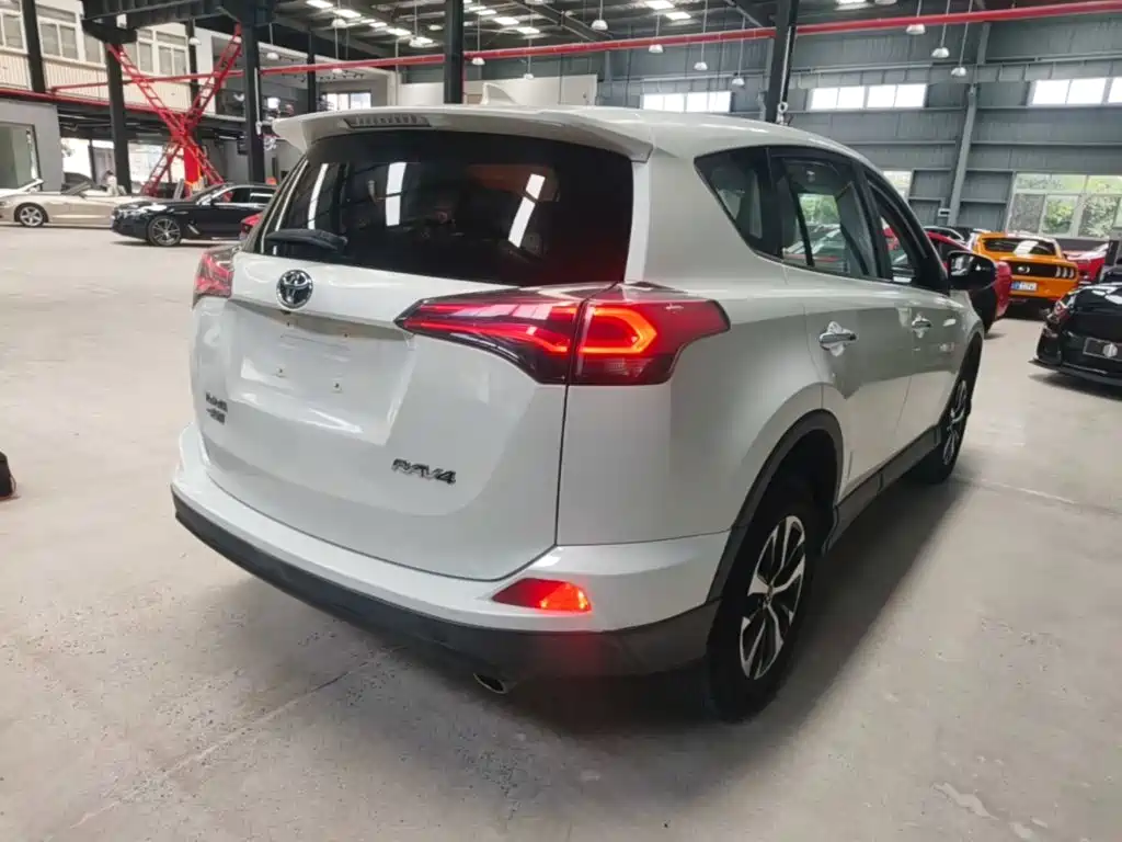 Toyota RAV4 2018 — фото 5