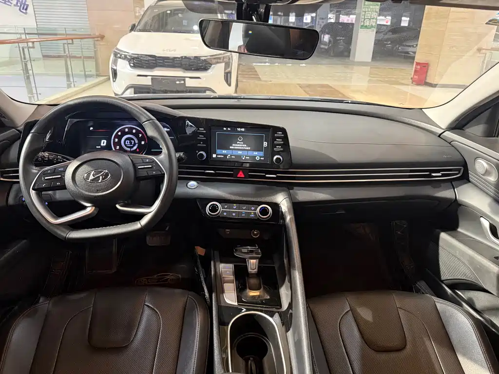 Hyundai Elantra 2023 — фото 10