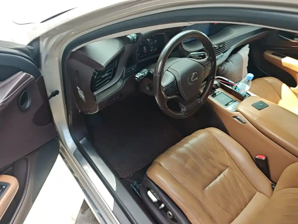 Lexus LS 2018 — фото 16