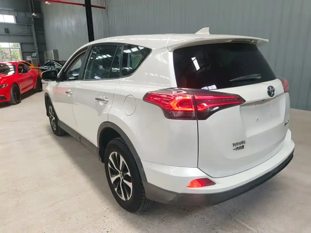 Toyota RAV4 2018 — фото 23
