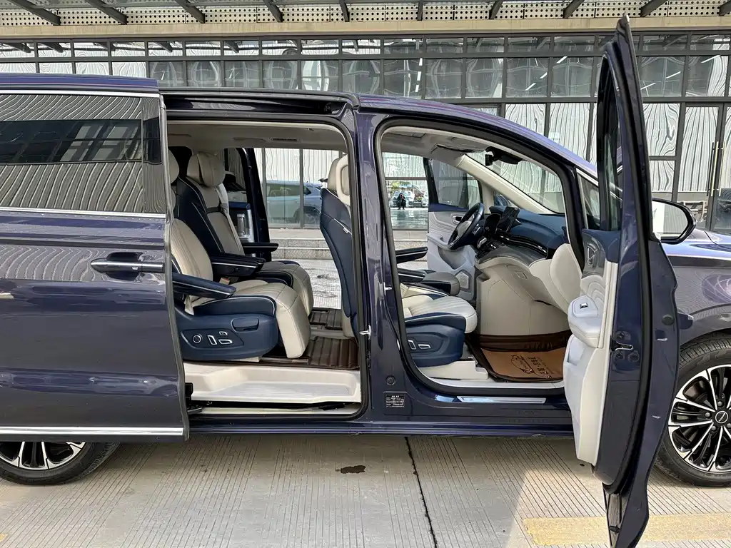 Roewe iMAX8 2022 — фото 18