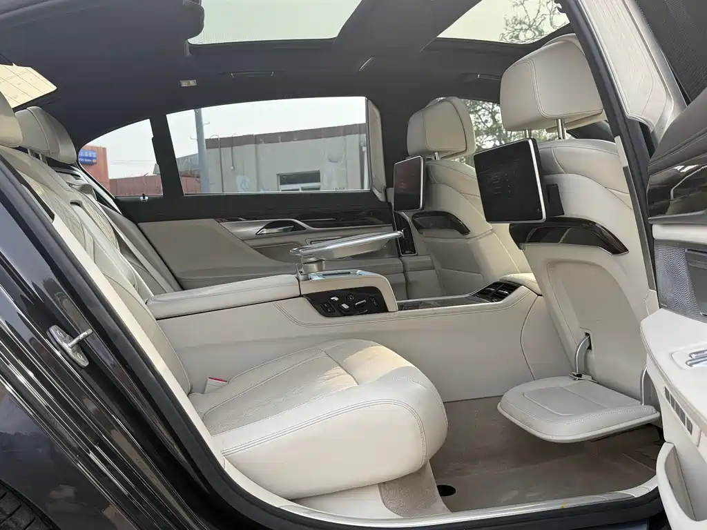 BMW 7 Series 2017 — фото 14