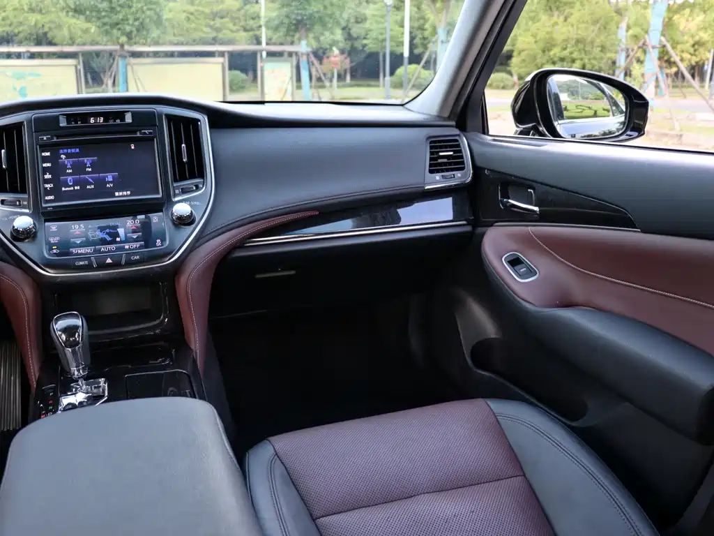 Toyota Crown 2018 — фото 20
