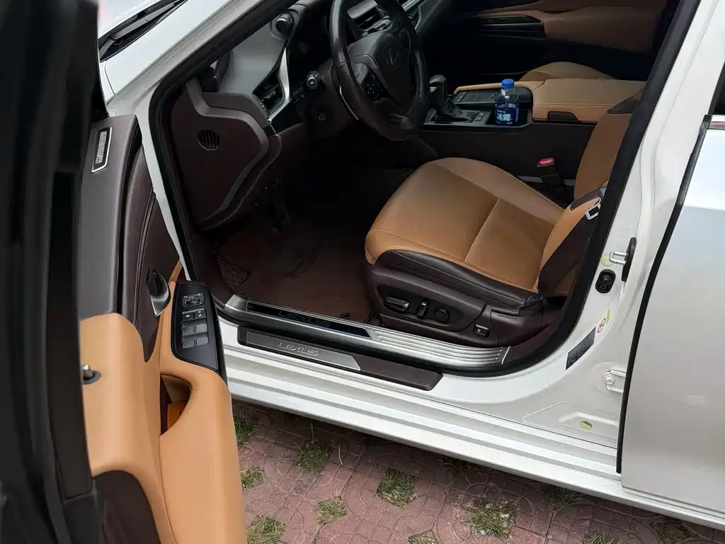 Lexus ES 2019