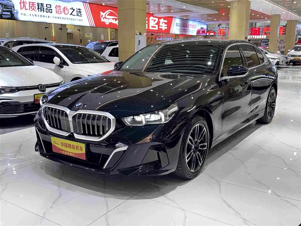 BMW 5 Series 2025 — фото 1