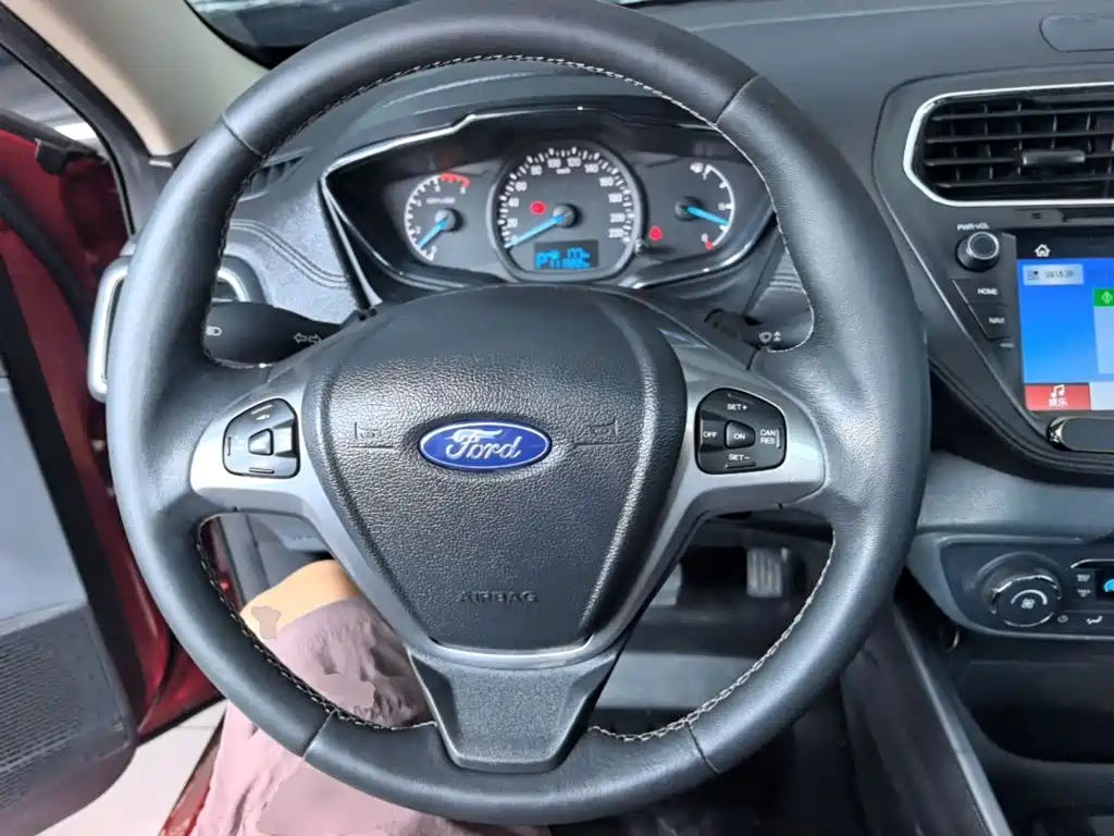 Ford Escort 2017 — фото 11