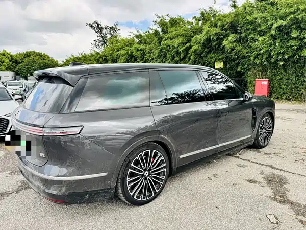 NIO ES8 2025