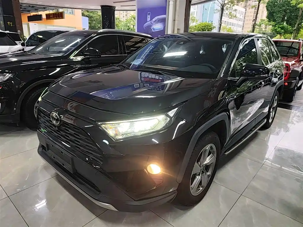 Toyota RAV4 2021 — фото 1