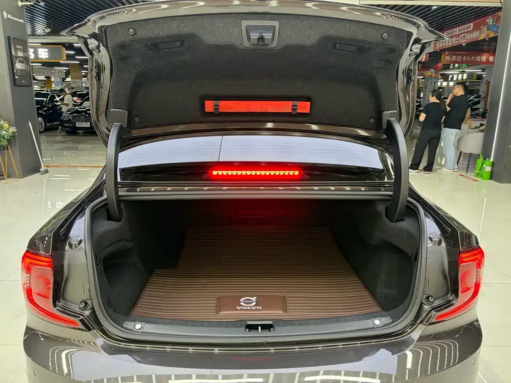 Volvo S90 Plug-In Hybrid 2023 — фото 12