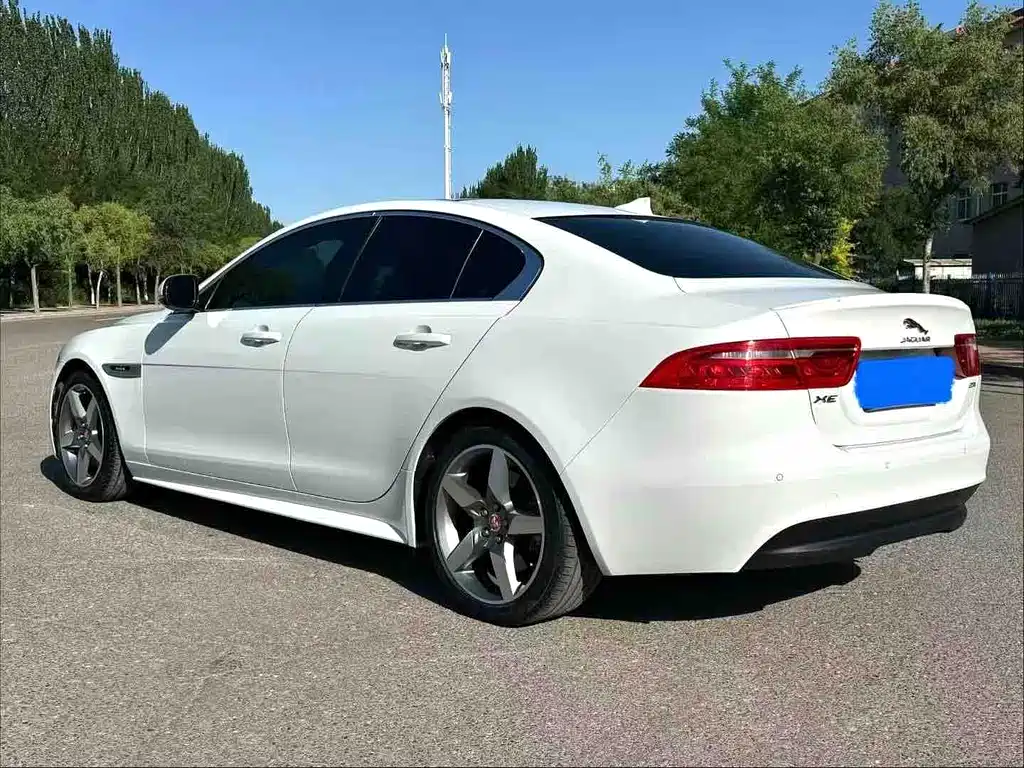 Jaguar XE 2017 — фото 9