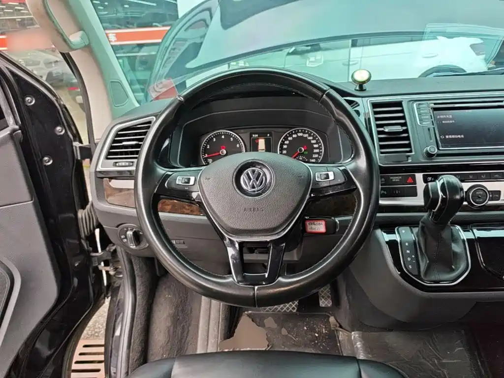 Volkswagen Multivan 2018 — фото 11