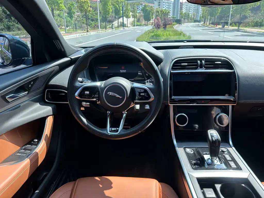 Jaguar XEL 2023 — фото 14