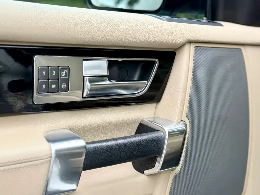 Land Rover Discovery 2012 — фото 18