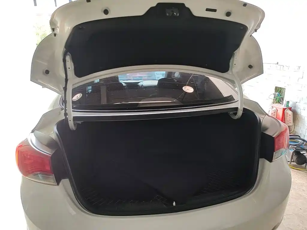 Hyundai Elantra 2017 — фото 19