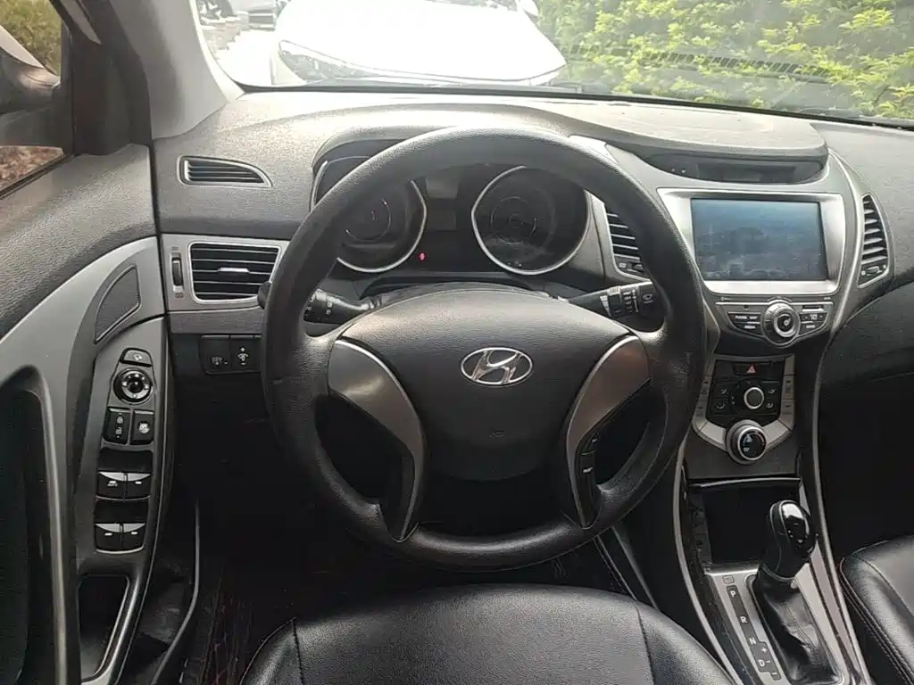 Hyundai Elantra 2015 — фото 17