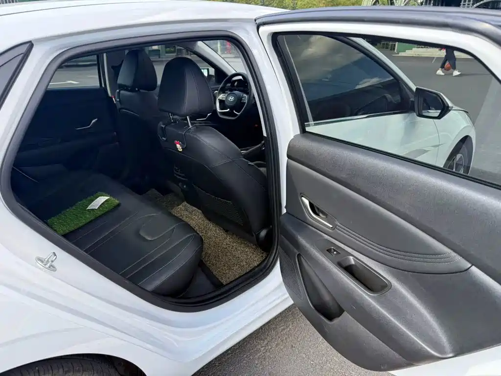 Hyundai Elantra 2023 — фото 11
