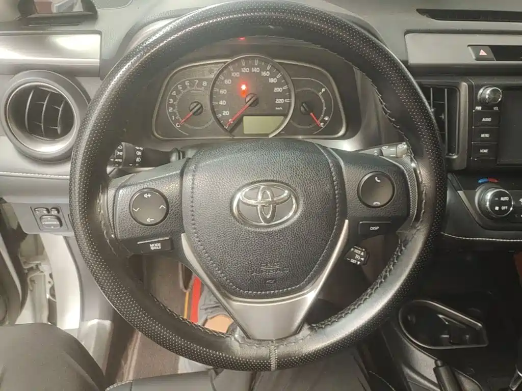 Toyota RAV4 2018 — фото 11