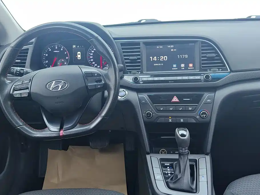 Hyundai Elantra 2018 — фото 12