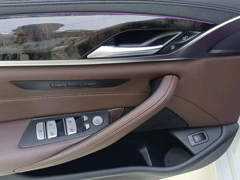 BMW 5 Series 2019 — фото 18