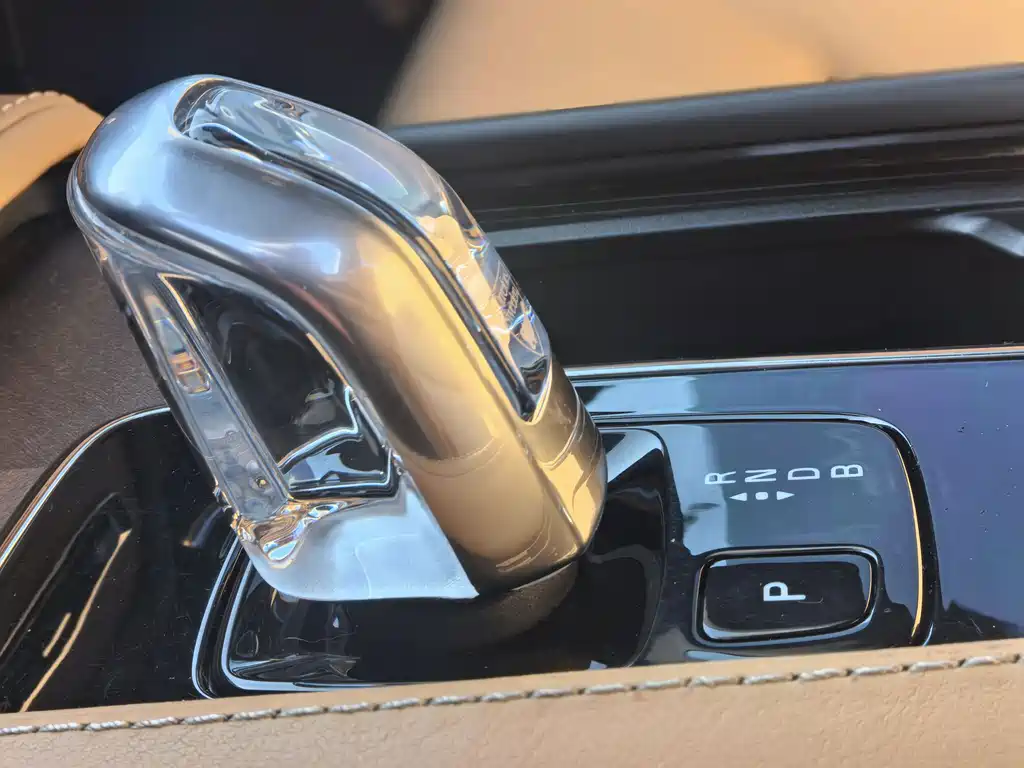 Volvo XC90 PHEV 2018 — фото 19