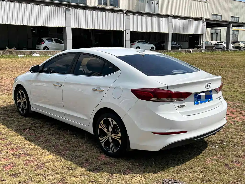 Hyundai Elantra 2019 — фото 7