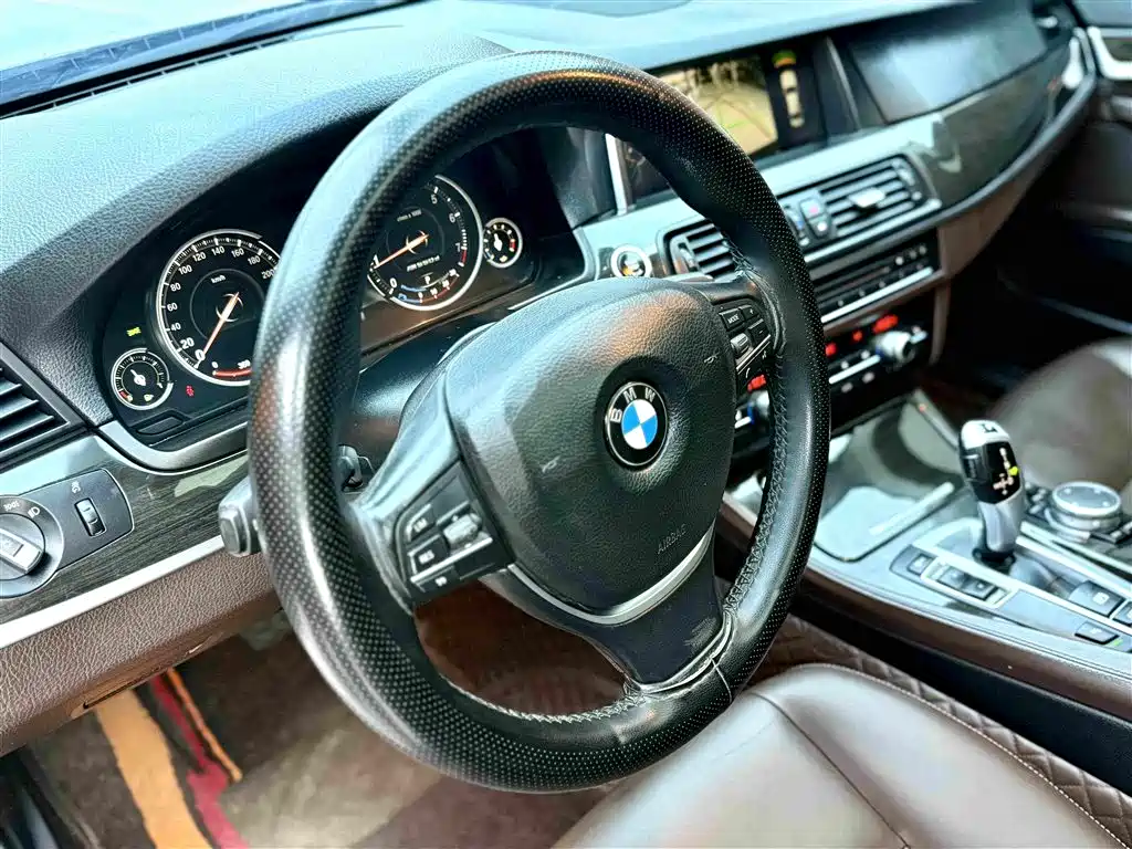 BMW 5 Series 2017 — фото 10