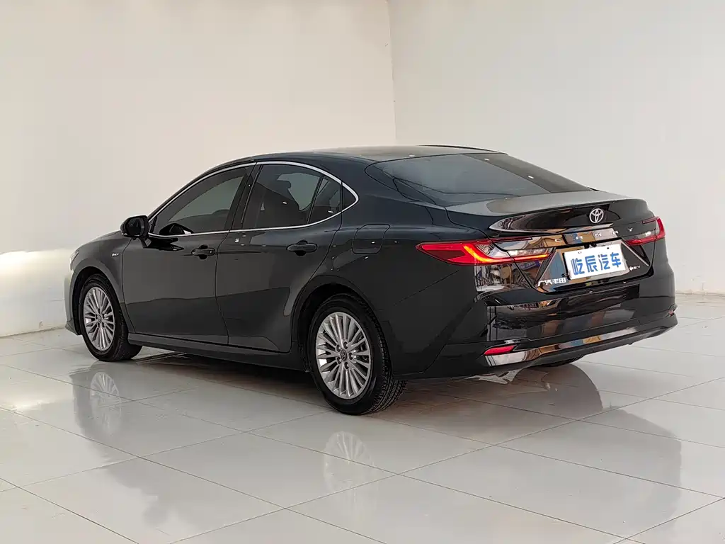 Toyota Camry 2025 — фото 4