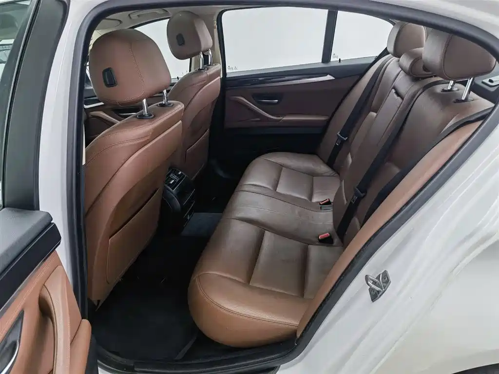 BMW 5 Series 2017 — фото 15