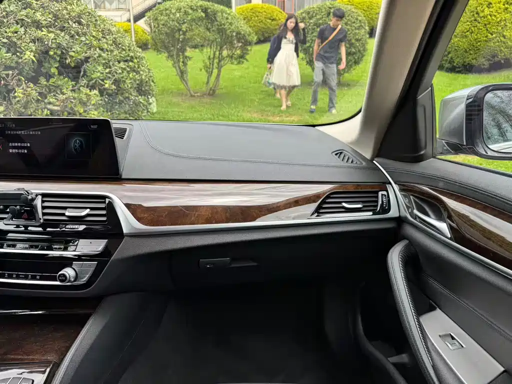 BMW 5 Series 2018 — фото 20