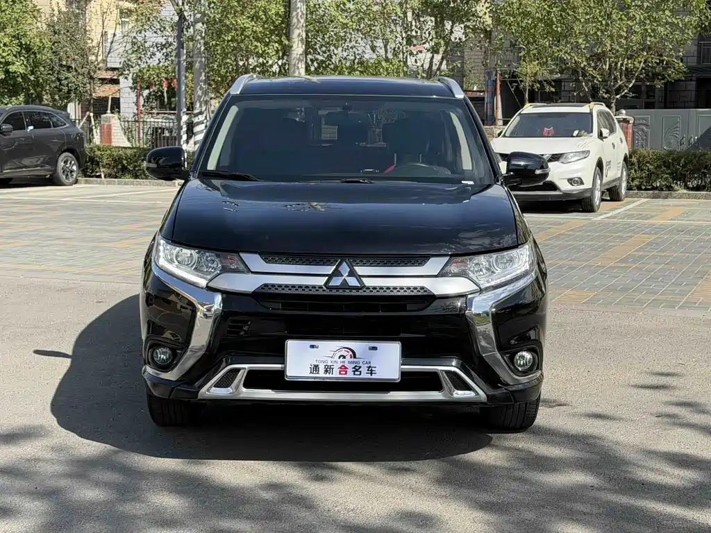 Mitsubishi Outlander 2021 — фото 2