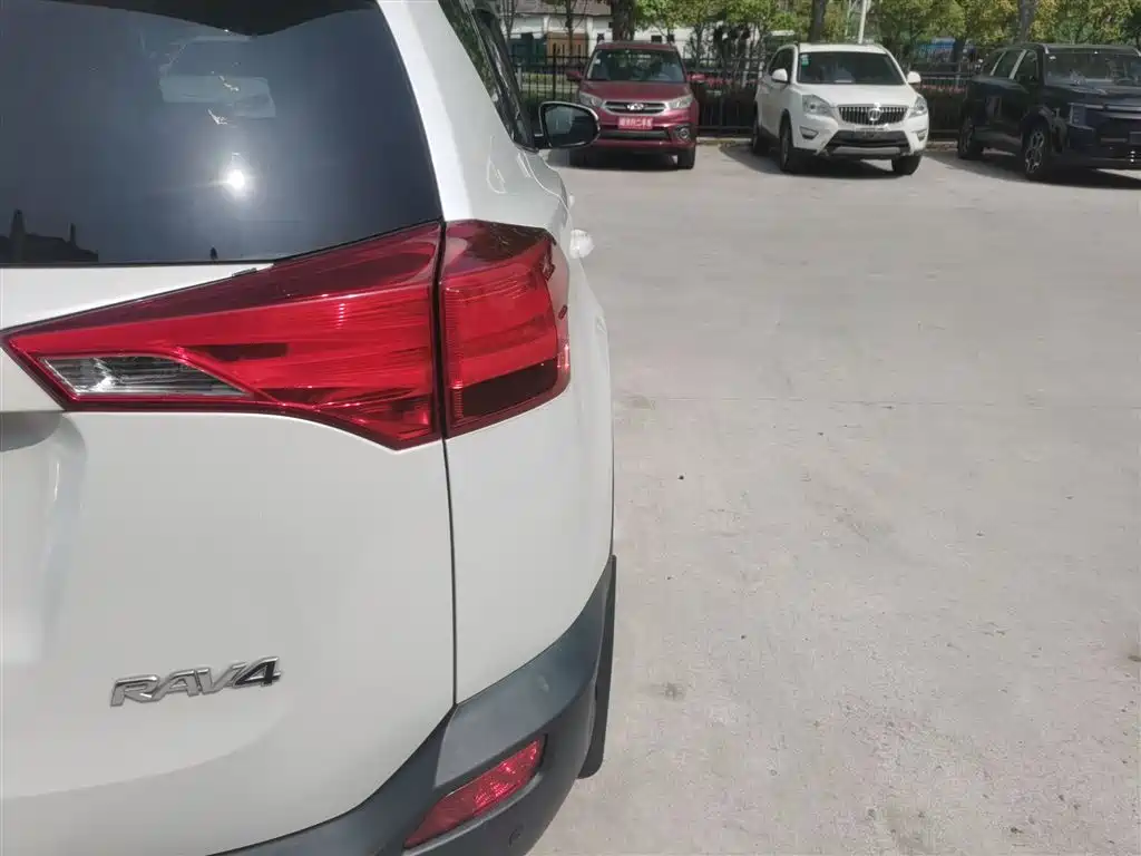 Toyota RAV4 2015 — фото 8
