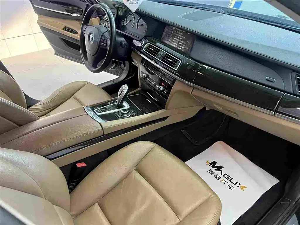 BMW 7 Series 2013 — фото 12