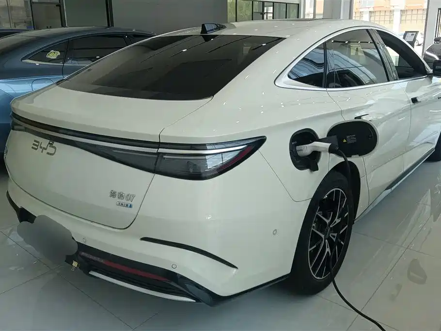 BYD Seal 07 DM-i 2025 — фото 3