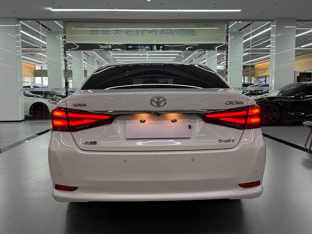 Toyota Crown 2016 — фото 13