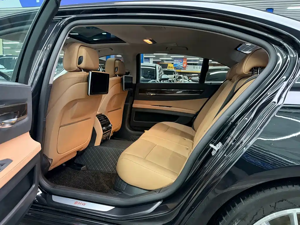 BMW 7 Series 2015 — фото 8