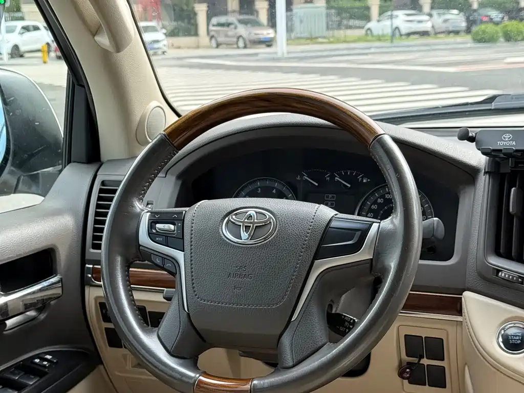 Toyota Land Cruiser 2019 — фото 8