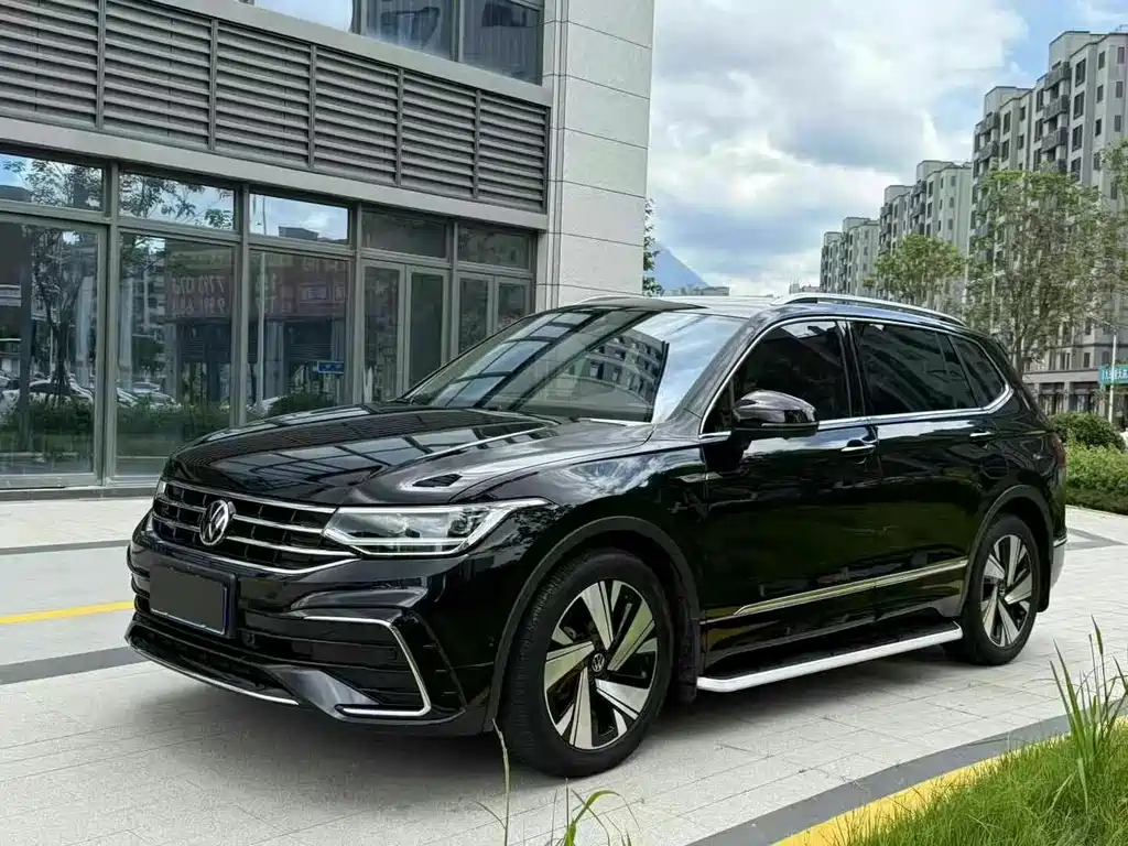Volkswagen Tiguan L 2023 — фото 1