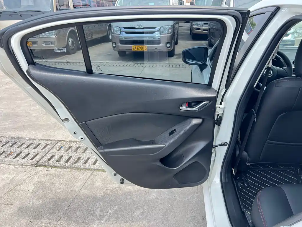 Mazda 3 Axela 2016 — фото 11