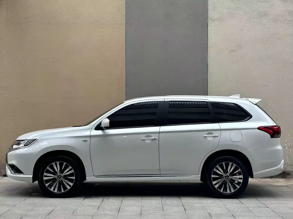 Mitsubishi Outlander 2023 — фото 6