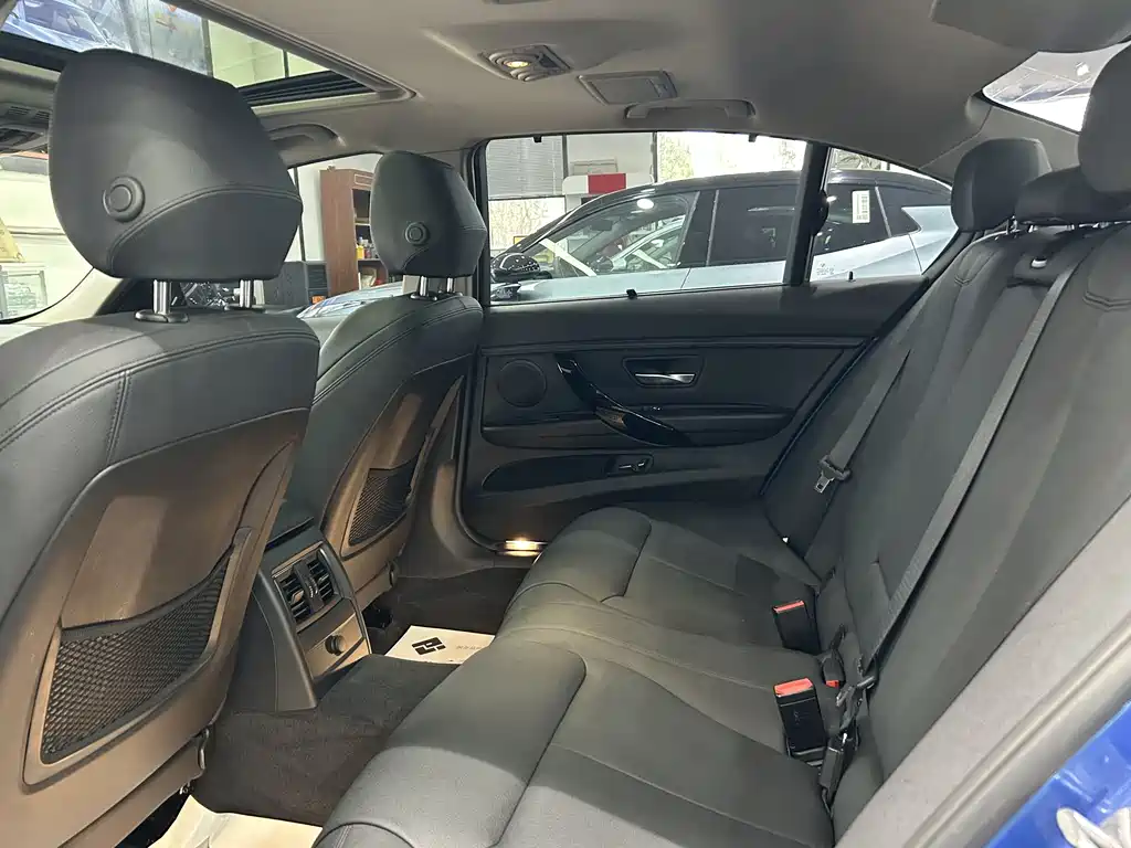 BMW 3 Series 2018 — фото 11