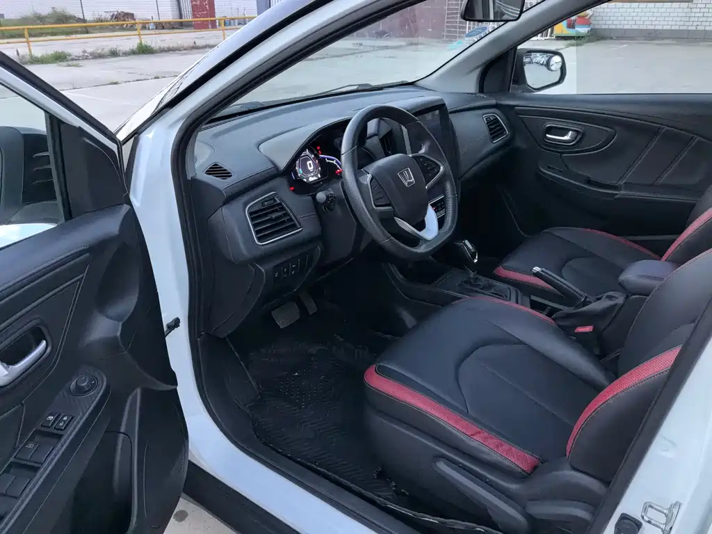 Luxgen U5 SUV 2018 — фото 9