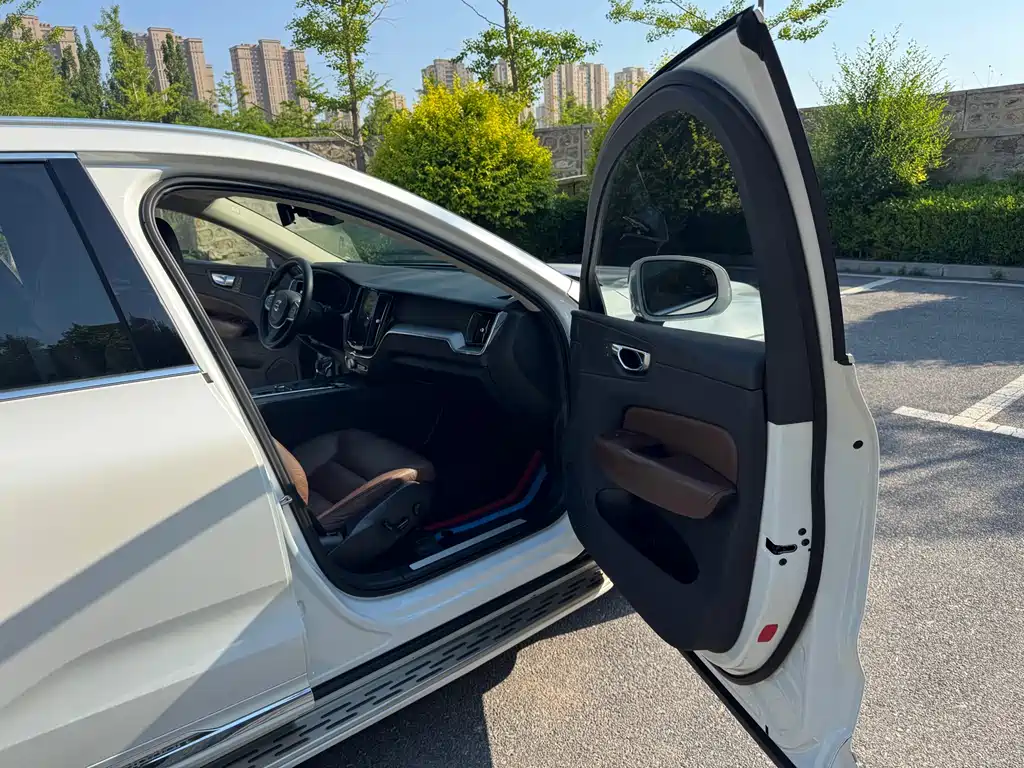 Volvo XC60 2020 — фото 12