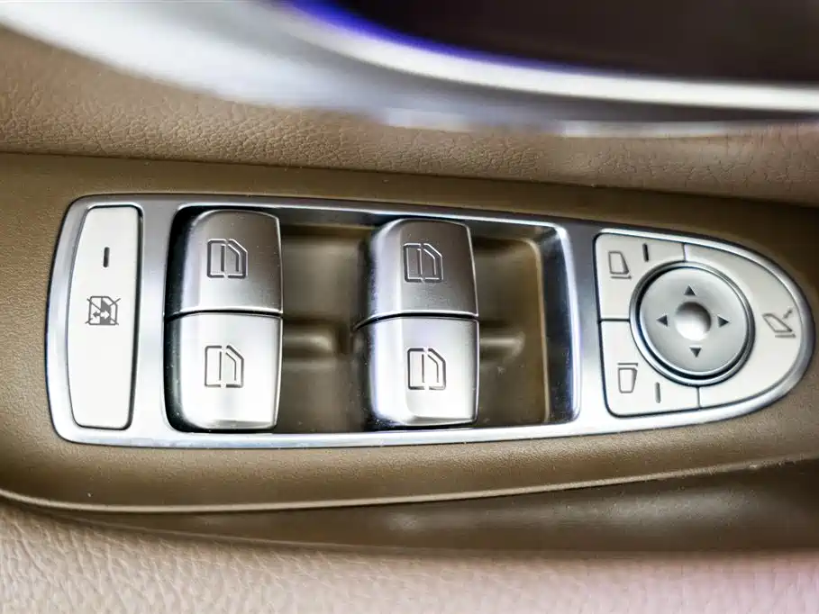 Mercedes-Benz E-Class 2023 — фото 17