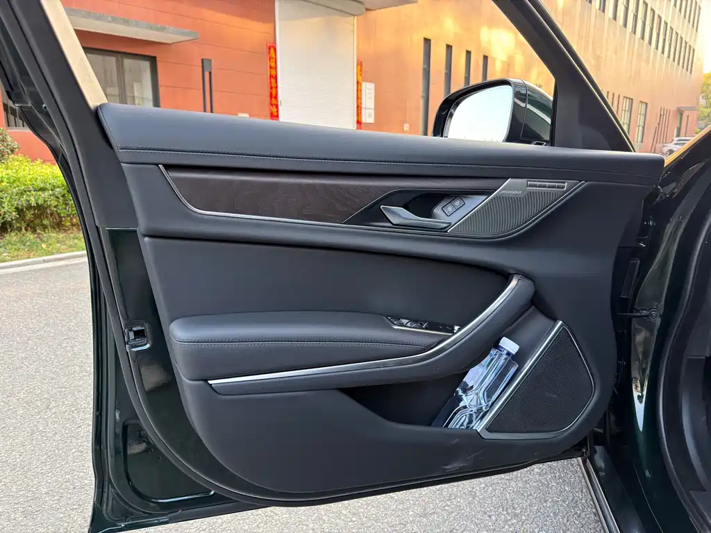 Jaguar XFL 2025 — фото 15