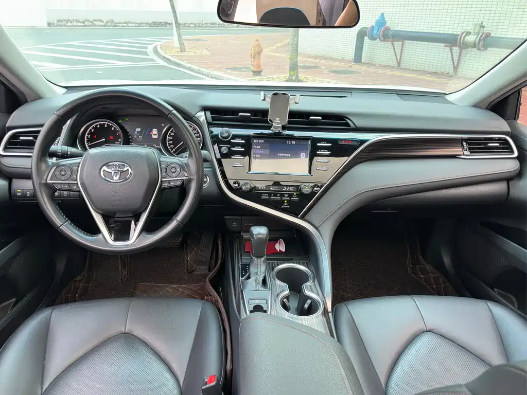 Toyota Camry 2018 — фото 10