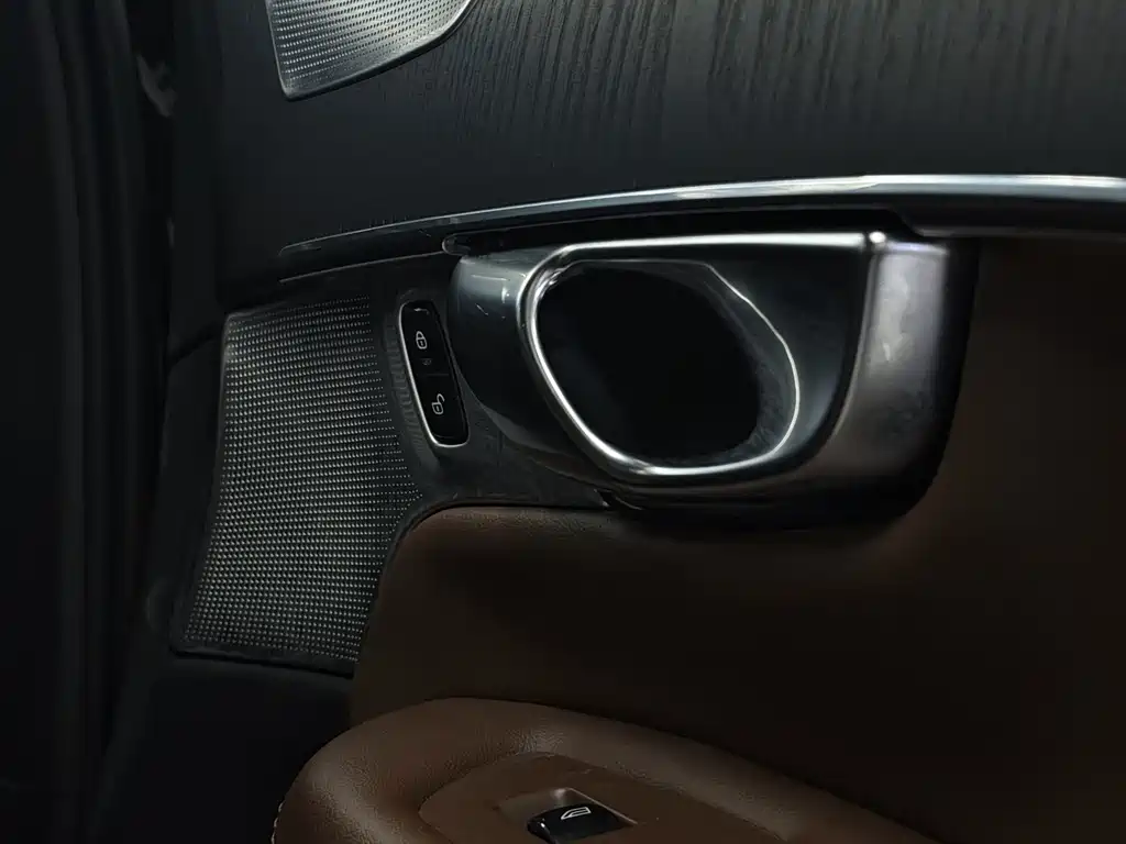 Volvo XC90 2022 — фото 12